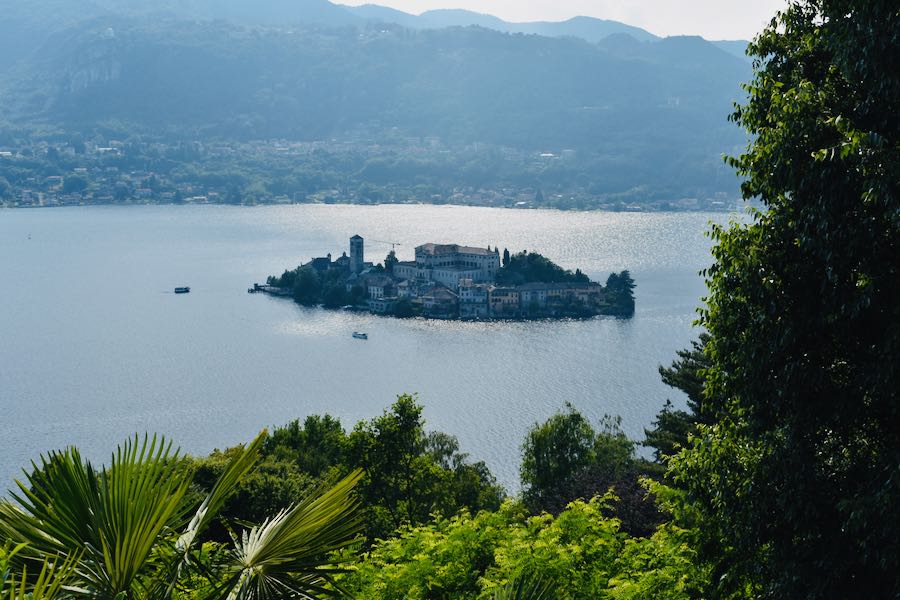 Lago D'Orta cosa vedere: Isola di San Giulio Vista dal Sacro Monte di Orta