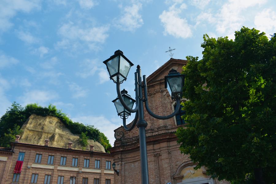 Chiesa di San Bernardino e la Rocca del Castello e del Mastio Vezza d'Alba